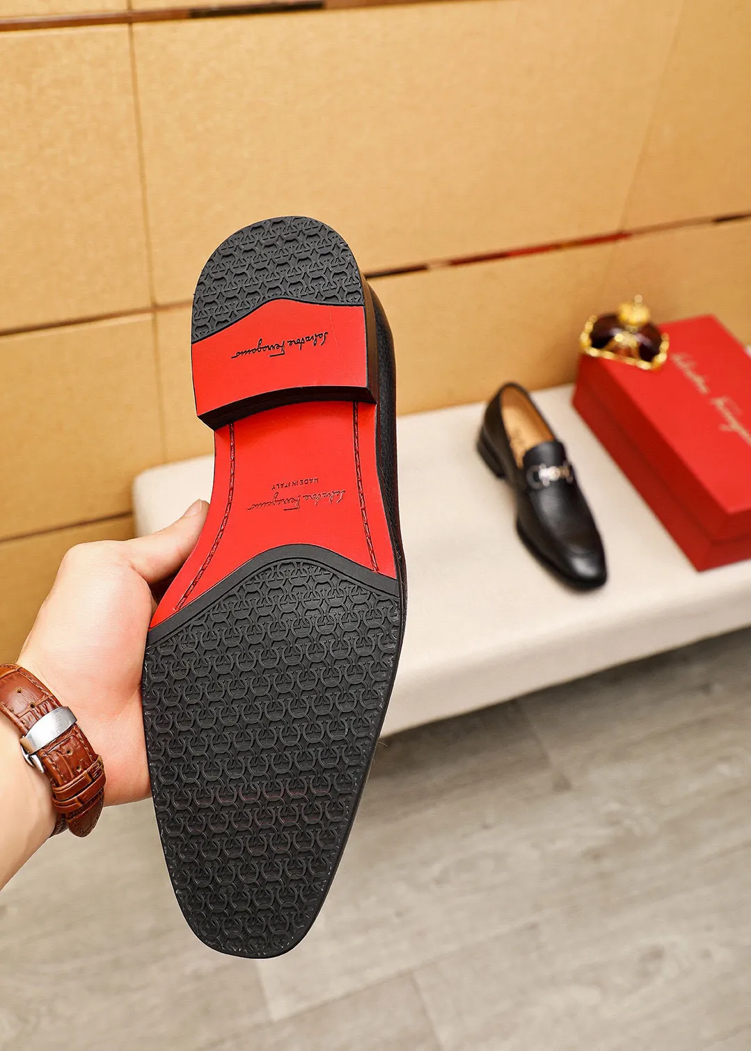 Men's shoes 💰460 💐 Product trademark: Ferragamo "Ferragamo" casual leather shoes Regular size: 38-44 (45🉑️customized) Product materials: Selected imported first-layer pebbled calfskin upper + luxury hardware buckle, imported water-dyed cow leather lining. Strong three-dimensional visual effect, original combination outsole Color: 2⃣️colors available
